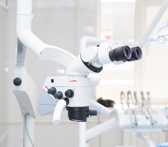 精密な治療を支える「マイクロスコープ」と「ラバーダム」